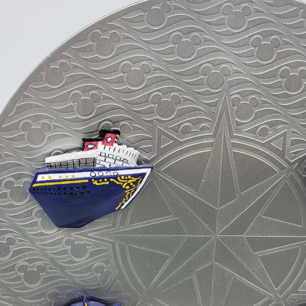 Disney Cruise Line DCL Metal Magnet Holder & Stand - Great for Photos or Notes